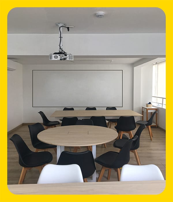 Pizarra adhesiva blanca ideal para oficinas y salas de estudio