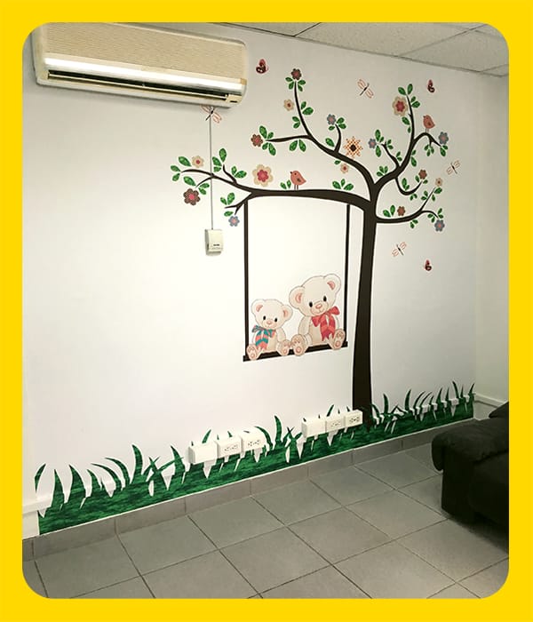 Vinilo decorativo con diseño floral en pared blanca