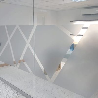 Arenado con diseño lineas para vidrio y para cientes exigente.