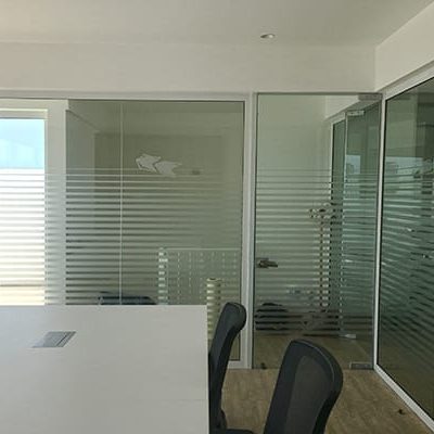 arenado-diseño-vidrio-en-oficina-modernas