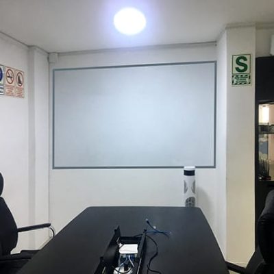 Pizarras adhesivas en la oificina de San Borja