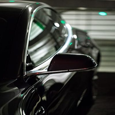 auto terminado con fibra de carbono